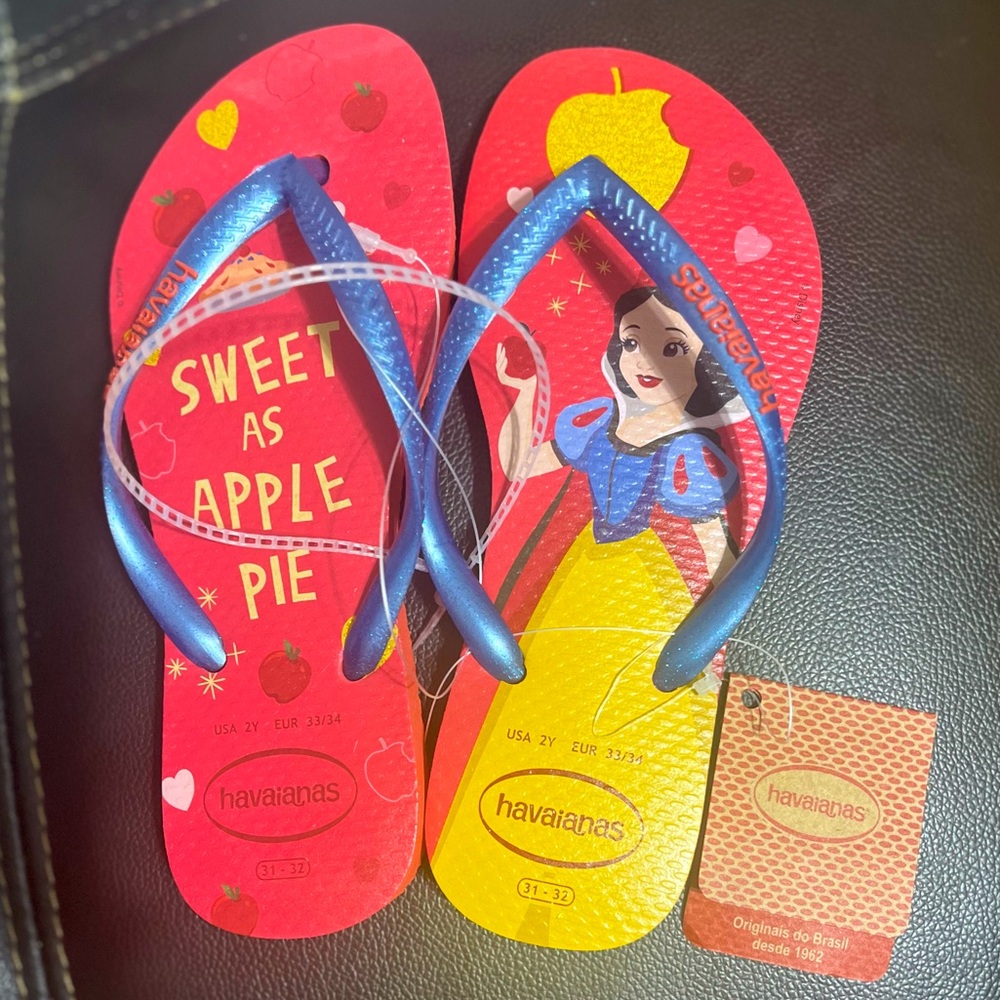 Havaianas x Disney Snow White with Apple Sandals Sz girl’s 2 NWT